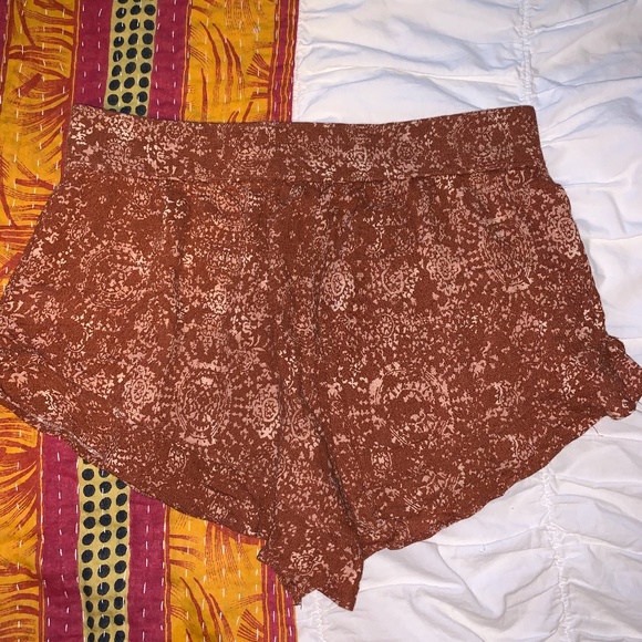 Sun and Shadow Flowy Shorts - Picture 4 of 5